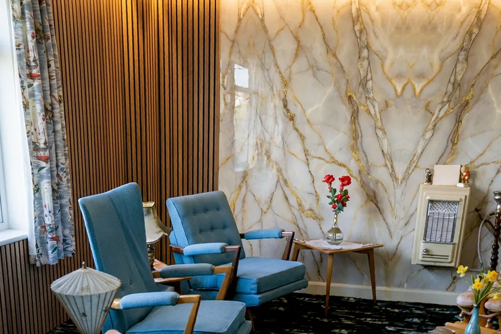 Sala com parede em painel de mármore